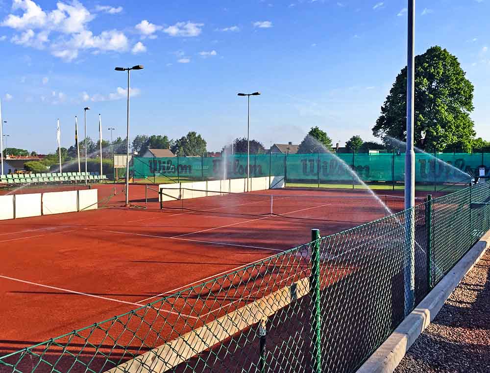 Bevattning-tennisbanor