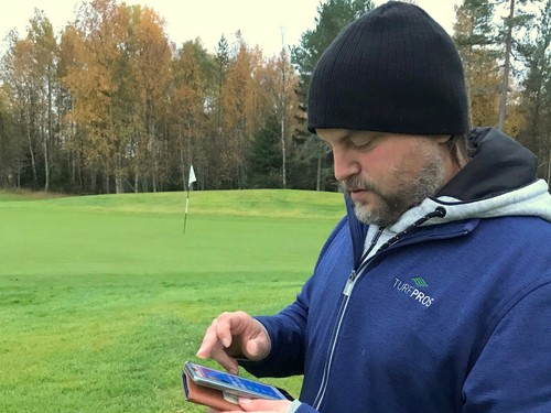 Att jag kan ta fram telefonen hemma på kvällen och se att pumparna går och bevattningen jobbar som den ska känns tryggt säger Stefan Vänstedt på Umeå GK